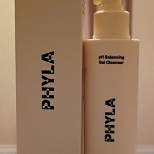 pH Balancing Gel Cleanser - White